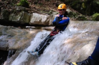 barranquismo morzine con Toboganes sobre el barranquismo de la cascada de Nyon con Takamaka 